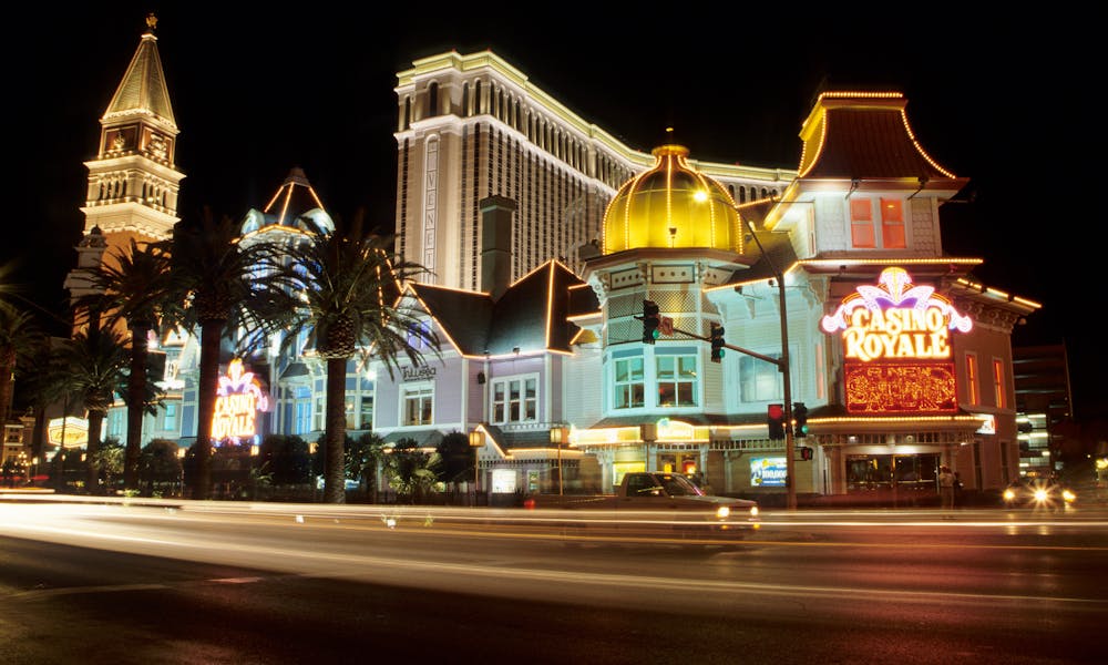 Casino europeu de Las Vegas iluminado à noite — arquitetura emblemática dos operadores com licença europeia (Malta, Gibraltar, Estónia)