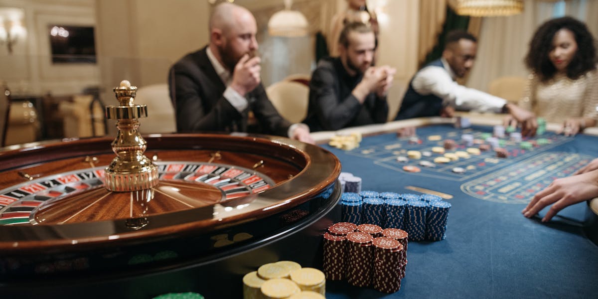 Jogadores em mesa de casino — análise individual dos novos operadores online em Portugal 2026